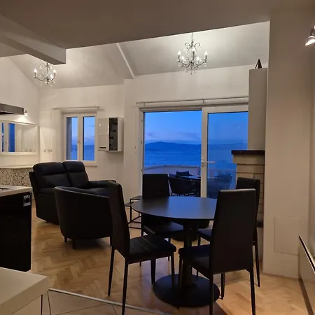 Apartment Bruno 1&2 - Two-room Penthouse - Wonderful Panoramic View Of The Sea - The Location, First Row To The - 10 Minutes From Supetar Ferry Port - Free Secured Parking - Facilities Nearby *