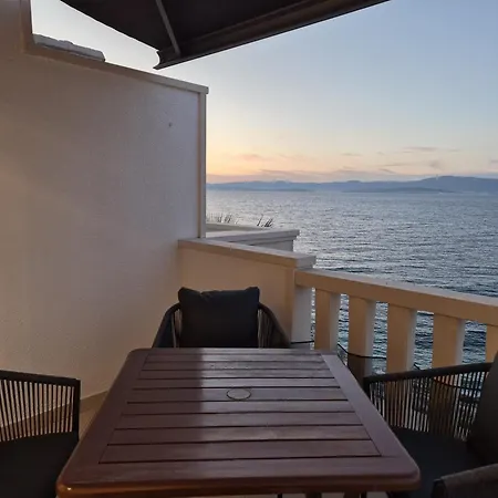 Bruno 1&2 - Two-room Penthouse - Wonderful Panoramic View Of The Sea - The Location, First Row To The - 10 Minutes From Supetar Ferry Port - Free Secured Parking - Facilities Nearby