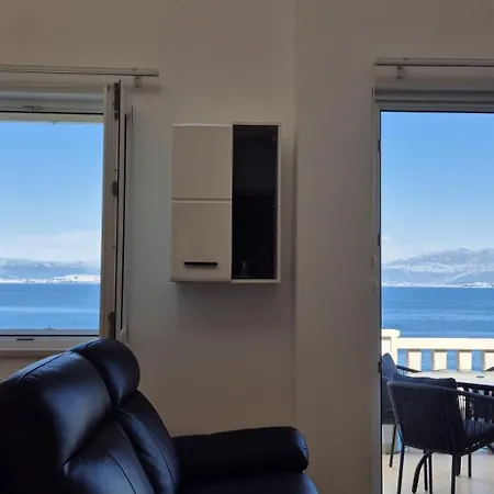 Apartment Bruno 1&2 - Two-room Penthouse - Wonderful Panoramic View Of The Sea - The Location, First Row To The - 10 Minutes From Supetar Ferry Port - Free Secured Parking - Facilities Nearby