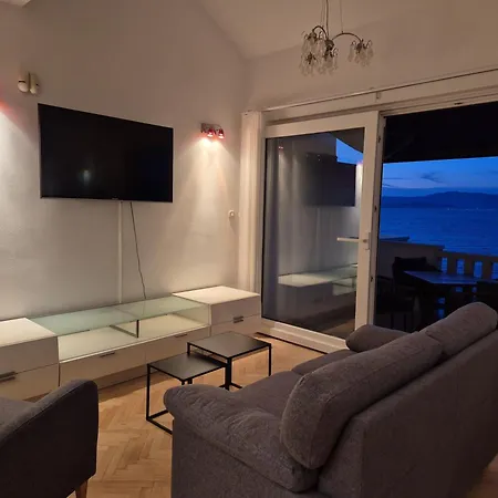 Bruno 1&2 - Two-room Penthouse - Wonderful Panoramic View Of The Sea - The Location, First Row To The - 10 Minutes From Supetar Ferry Port - Free Secured Parking - Facilities Nearby Apartment *