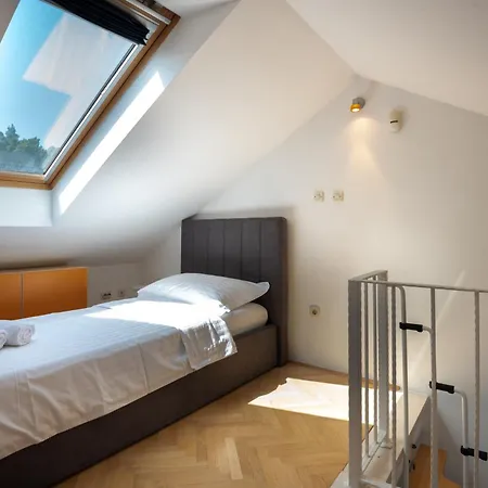 Bruno 1&2 - Two-room Penthouse - Wonderful Panoramic View Of The Sea - The Location, First Row To The - 10 Minutes From Supetar Ferry Port - Free Secured Parking - Facilities Nearby * Sutivan