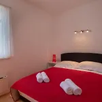 Bruno 1&2 - Two-room Penthouse - Wonderful Panoramic View Of The Sea - The Location, First Row To The - 10 Minutes From Supetar Ferry Port - Free Secured Parking - Facilities Nearby *