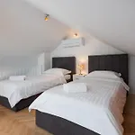 דירה Bruno 1&2 - Two-room Penthouse - Wonderful Panoramic View Of The Sea - The Location, First Row To The - 10 Minutes From Supetar Ferry Port - Free Secured Parking - Facilities Nearby *