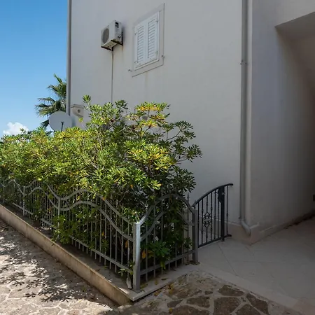 דירה Bruno 1&2 - Two-room Penthouse - Wonderful Panoramic View Of The Sea - The Location, First Row To The - 10 Minutes From Supetar Ferry Port - Free Secured Parking - Facilities Nearby