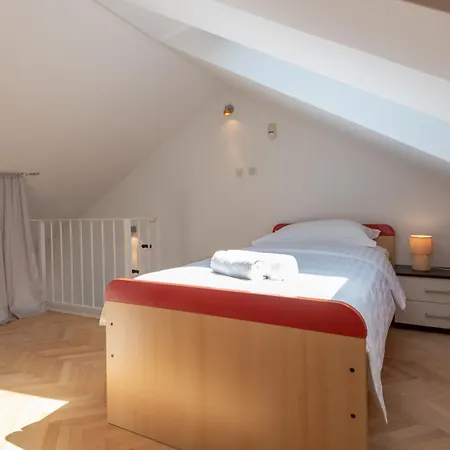 아파트 Bruno 1&2 - Two-room Penthouse - Wonderful Panoramic View Of The Sea - The Location, First Row To The - 10 Minutes From Supetar Ferry Port - Free Secured Parking - Facilities Nearby *