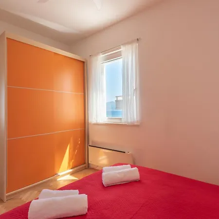 아파트 Bruno 1&2 - Two-room Penthouse - Wonderful Panoramic View Of The Sea - The Location, First Row To The - 10 Minutes From Supetar Ferry Port - Free Secured Parking - Facilities Nearby
