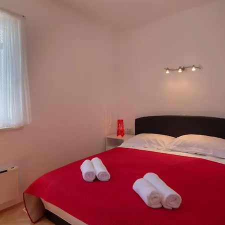 Bruno 1&2 - Two-room Penthouse - Wonderful Panoramic View Of The Sea - The Location, First Row To The - 10 Minutes From Supetar Ferry Port - Free Secured Parking - Facilities Nearby *