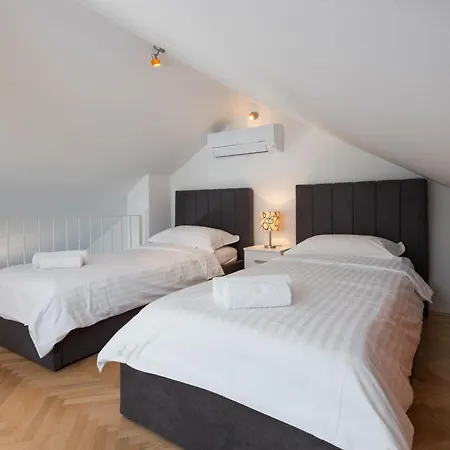 아파트 Bruno 1&2 - Two-room Penthouse - Wonderful Panoramic View Of The Sea - The Location, First Row To The - 10 Minutes From Supetar Ferry Port - Free Secured Parking - Facilities Nearby *