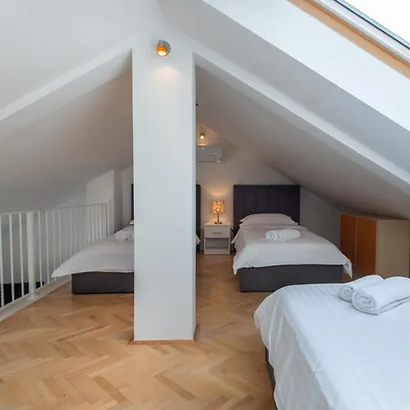 아파트 Bruno 1&2 - Two-room Penthouse - Wonderful Panoramic View Of The Sea - The Location, First Row To The - 10 Minutes From Supetar Ferry Port - Free Secured Parking - Facilities Nearby 수티반